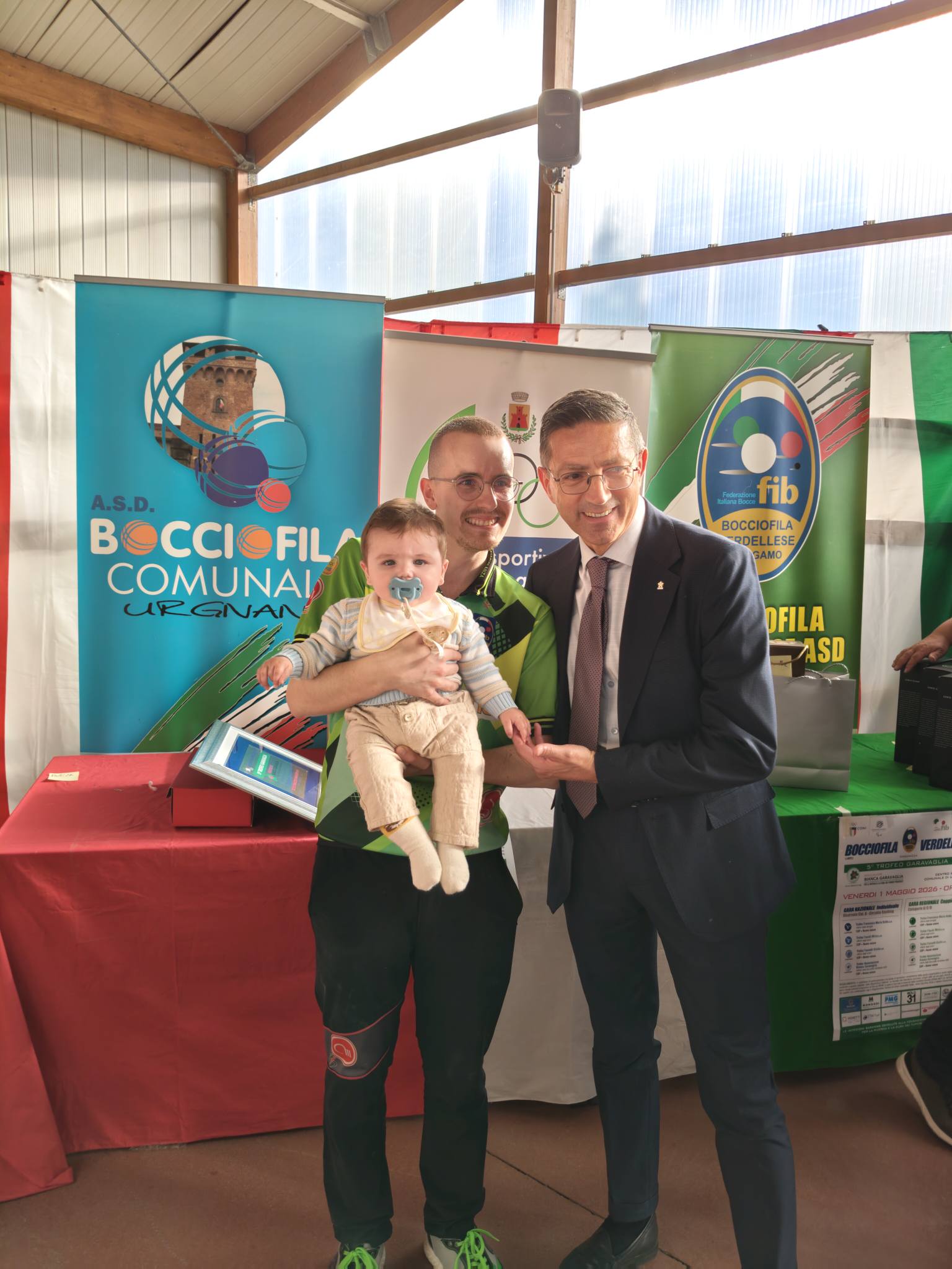 Mattia_Visconti_vincitore_a_Urgnano_con_il_figlio_Nicolò_e_il_presidente_FIB_Roberto_Favre.jpg