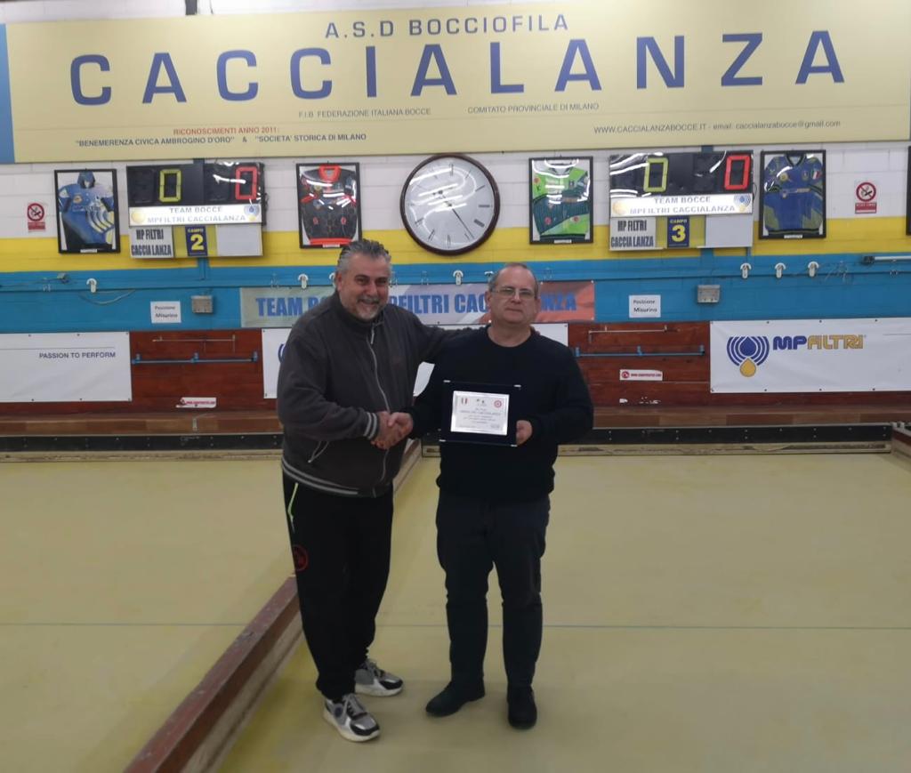 Moreno_Volpi_presidente_di_FIB_Lombardia_consegna_una_targa_a_Luigi_Sardella_presidente_di_MP_Filtri_Caccialanza_-_dicembre_2021.jpg