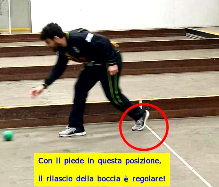 Piede dappoggio e rilascio regolare della boccia