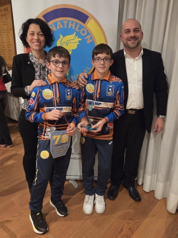 2025 novembre 18 gemelli con genitori